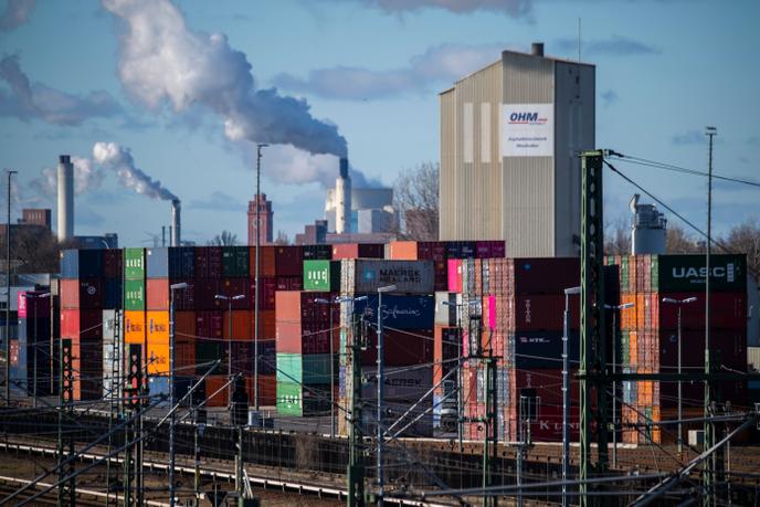 Des conteneurs dans le port de Westhafen, à Berlin, le 5 février 2020.