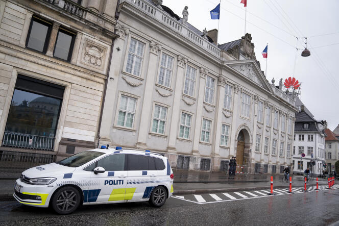 Devant l’ambassade de France à Copenhague, le 30 octobre.