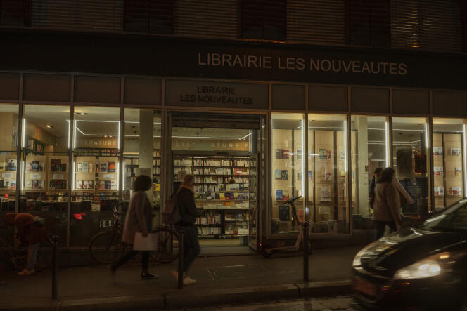 Devant la librairie Les Nouveautés, à Paris, le 29 octobre.