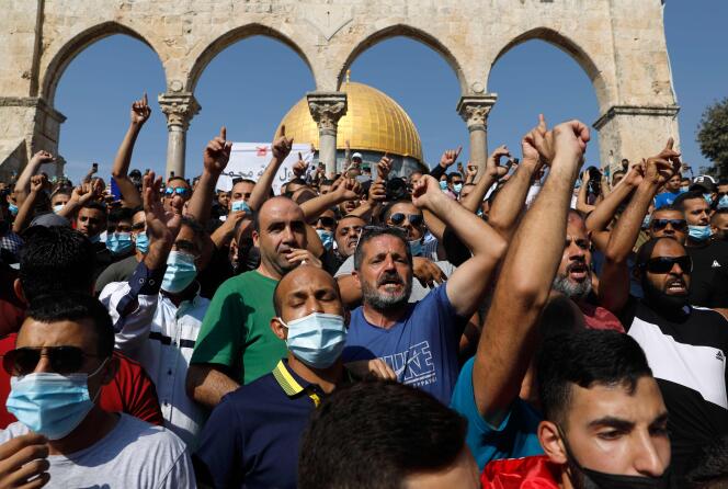 Des Palestiniens lors d’une manifestation devant la mosquée Al-Aqsa, le troisième lieu saint de l’islam, dans la vieille ville de Jérusalem, le 30 octobre 2020.