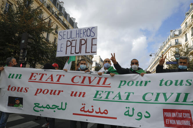 Rassemblement de protestation à Paris contre le pouvoir algérien, le 4 octobre 2020, où l’on peut lire sur une banderole : « Un état civil pour tous. Tous pour un état civil. »