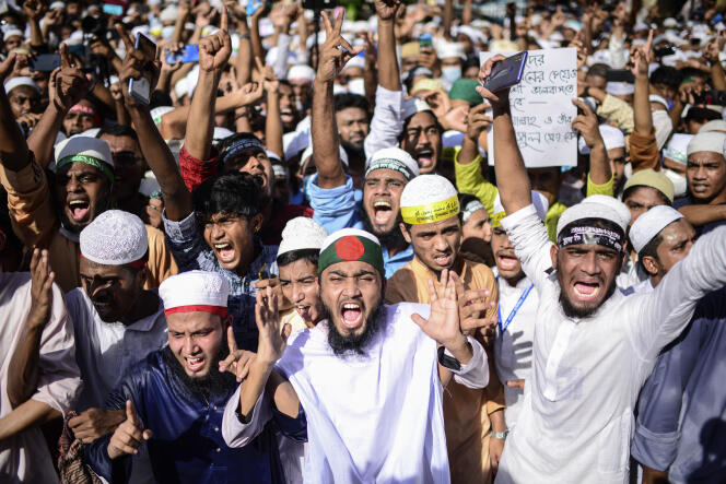 Les partisans des partis islamistes lors d’une manifestation après la prière du vendredi à Dacca, au Bangladesh, vendredi 30 octobre 2020.