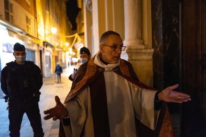 Le recteur de la cathedrale sainte reparate le père Michel Angella remercie les forces de police, le 29 octobre.
