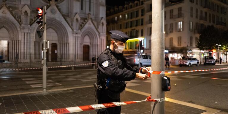 In France, in Nice, the police stand guard on the avenue Jean Medecin in front of the Notre Dame Church, October 29, 2020
En France, a Nice, la police monte la garde sur l’avenue jean medecin devant l’Eglise Notre Dame, le 29 octobre 2020