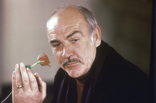 Sean Connery lors d’une conférence de presse sur  le film « Le Nom de la rose », de Jean-Jacques Annaud, à Londres, en 1987. Son interprétation de  Guillaume de Baskerville lui a valu un British Academy Film Award.