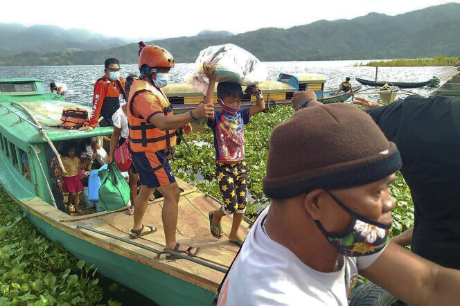 Le chef de la défense civile, Ricardo Jalad, a fait savoir que « près d’un million » de personnes avaient quitté leur domicile dans la région de Bicol, qui comprend la partie méridionale de l’île de Luzon et de celle de Catanduanes.