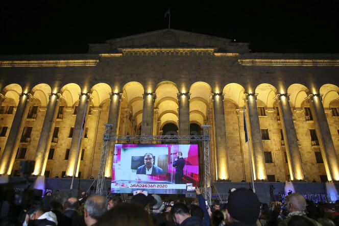 Des soutiens de l’ancien président Mikheïl Saakachvili rassemblés devant le Parlement, samedi 31 octobre.