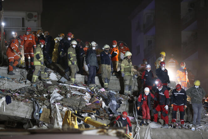 Opérations de secours à Izmir, en Turquie, dans la nuit du vendredi 30 au samedi 31 octobre.