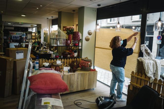 Une commerçante ferme sa boutique de décoration, lors du premier jour de reconfinement, à Blois (Loir-et-Cher), le 30 octobre.