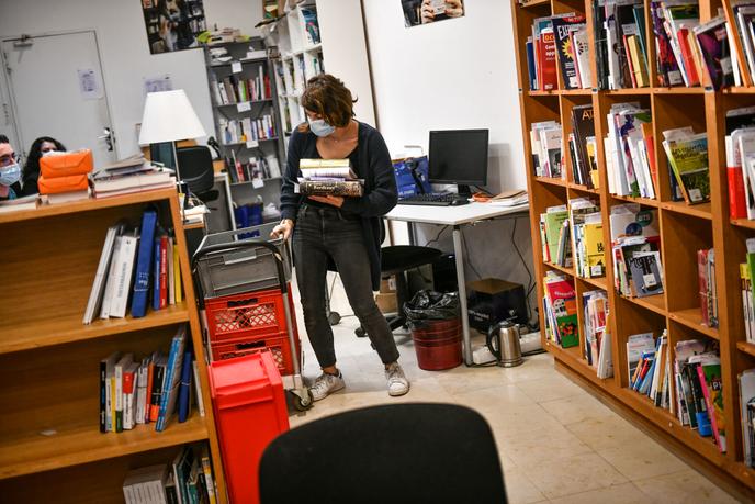 La librairie Mollat à Bordeaux pratique le « clic and collect », le premier jour du deuxième confinement, le 30 octobre.
