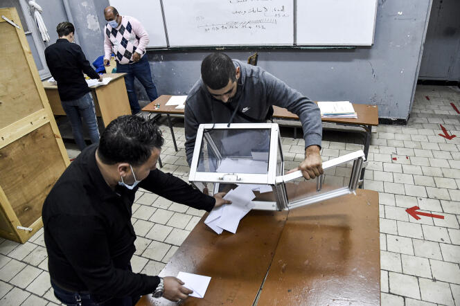 Ouverture des urnes après le vote au référendum constitutionnel, dimanche 1er novembre, à Alger.