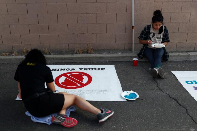 Les militantes d’une association « latino » préparent des banderoles anti-Trump à Phoenix (Arizona), le 1er novembre 2020.