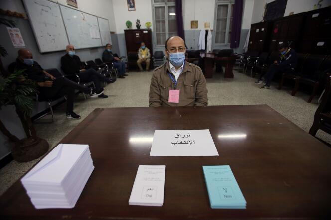 Dans un bureau de vote à Alger, le 1er novembre, à l’occasion du référendum constitutionnel.