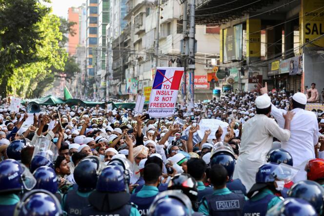 Appel au boycott des produits français à Dhaka, au Bangladesh, le 30 octobre, en réaction à la republication des caricatures du Prophète par « Charlie Hebdo ».