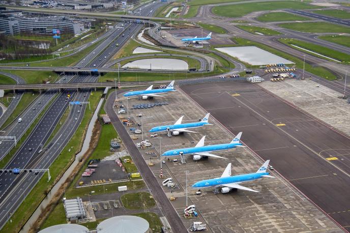Des avions de la compagnie néerlandaise KLM sur le tarmac de l’aéroport de Schiphol, en banlieue d’Amsterdam, le 19 mars.