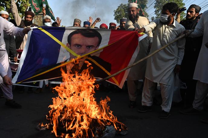 Protestations contre Emmanuel Macron et la France, à Lahore, au Pakistan, dimanche 1er novembre.