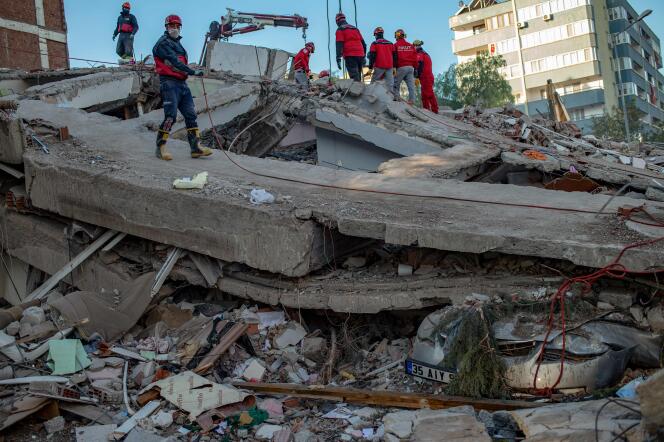 Le 1er novembe, des secouristes et des volontaires continuent de chercher des survivants dans les décombres à Izmir, deux jours après le puissant séisme qui a frappé la ville.
