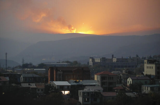Explosions lors de combats dans les montagnes du Haut-Karabakh vues depuis la principale ville, Stepanakert, le 1er novembre.