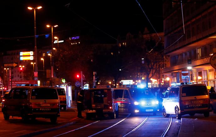 La police bloque une rue près de la place Schwedenplatz après une fusillade à Vienne, en Autriche, le 2 novembre 2020