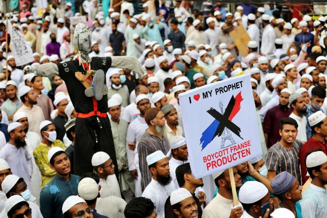 Des militants du Hefazat-e-Islam Bangladesh, un parti politique islamiste, participaient à une manifestation appelant au boycott des produits français, à Dacca (Bangladesh), le 2 novembre 2020.