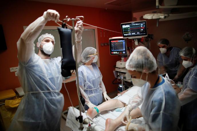 L’unité de soins intensifs où sont traités les patients atteints du Covid-19, au centre hospitalier de Melun-Sénart (Seine-et-Marne), le 30 octobre.