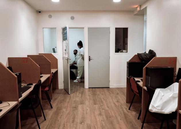 Dans les locaux du taxiphone Smart Accessory, à Champigny-sur-Marne (Val-de-Marne), le 22 octobre.