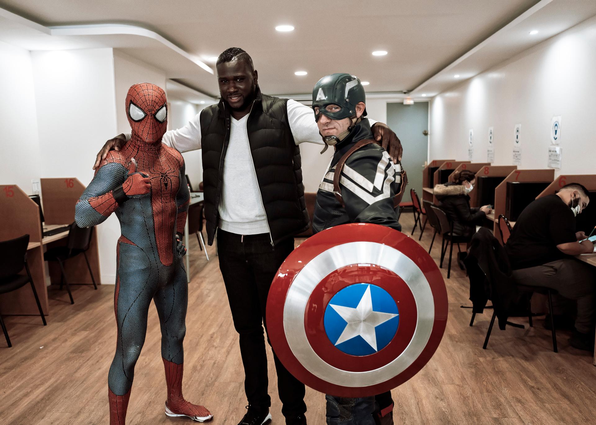 Mahamadou Coulibaly (au centre), accompagné de deux membres de la Ligue des Avengers de Paris, une association qui va à la rencontre des enfants malades, à Champigny-sur-Marne (Val-de-Marne), le 22 octobre.