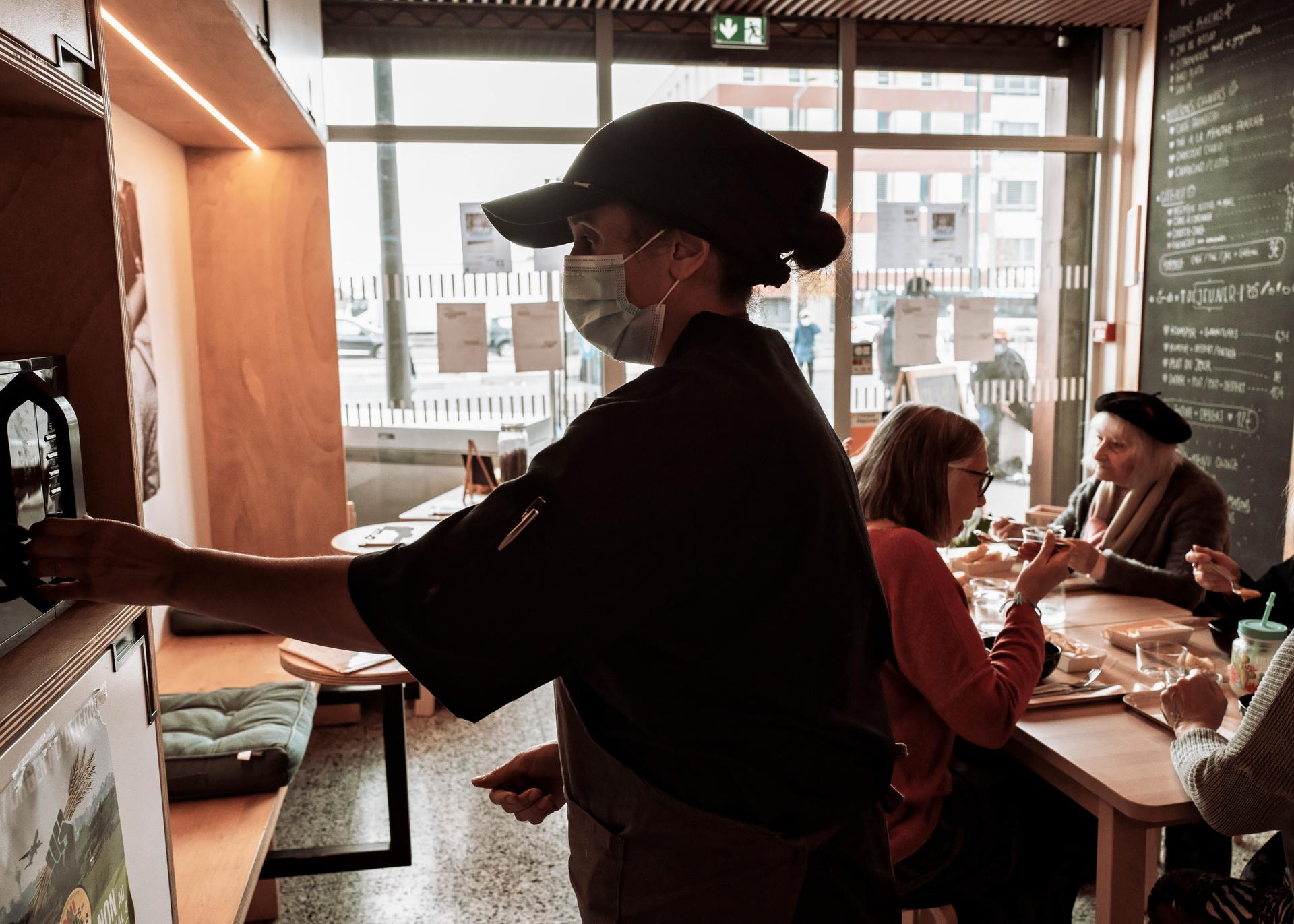 Au restaurant 19.59, dans la gare de RER de Garges-Sarcelles (Val-d’Oise), le 22 octobre.