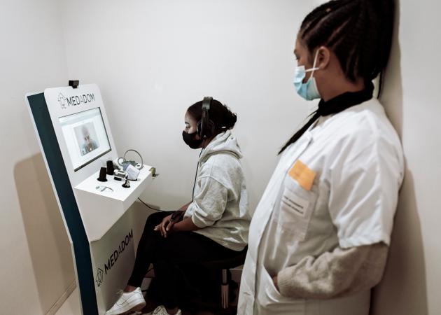 Une borne de téléconsultation médicale, dans le taxiphone Smart Accessory, à Champigny-sur-Marne (Val-de-Marne), le 22 octobre.