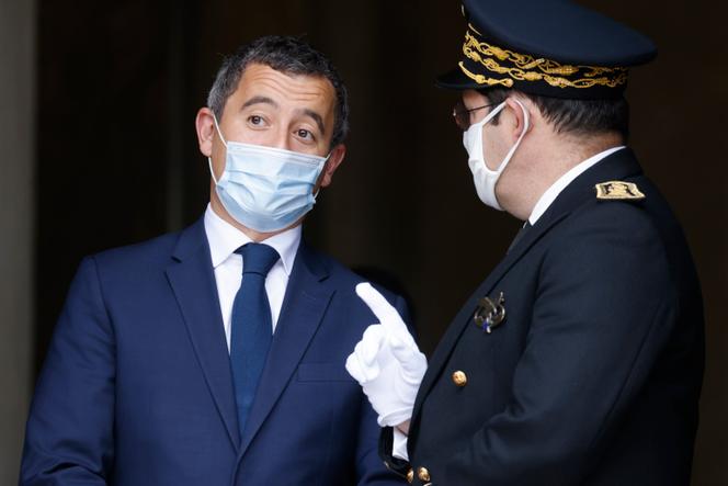 Le ministre de l’intérieur, Gérald Darmanin, s’entretient avec le préfet de Seine-Saint-Denis, Georges-François Leclerc, avant une visite du président français au siège de la préfecture de Seine-Saint-Denis, à Bobigny, le 20 octobre 2020.