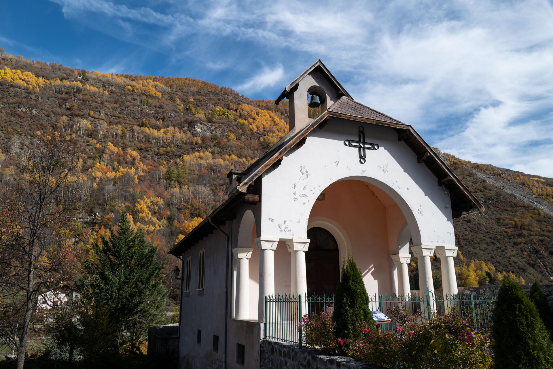 La chapelle St Michel des Pénitents Noirs de Saint-Etienne-de-Tinée (Alpes-Maritimes), le 31 octobre.