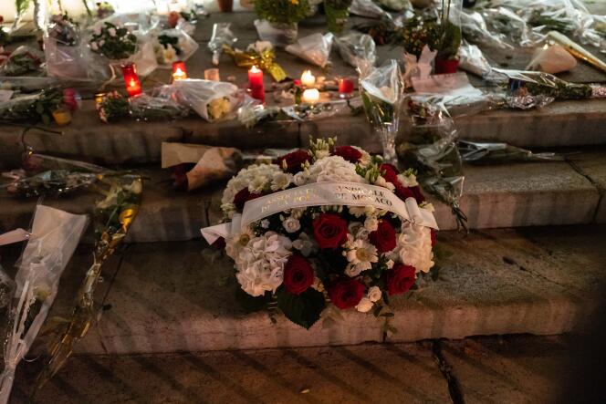 Devant la basilique Notre-Dame-de-l’Assomption, à Nice, le 31 octobre 2020, des milliers de personnes ont rendu hommage aux victimes de l’attentat perpétré jeudi.