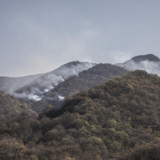 Haut-Karabakh, le 30 octobre 2020

Des colonnes de fumée montent au-dessus des collines entourant Chouchi, depuis les feux allumés par les combats des forces azerbaïdjanaises en approche.

Photo Laurent Van der Stockt pour Le Monde