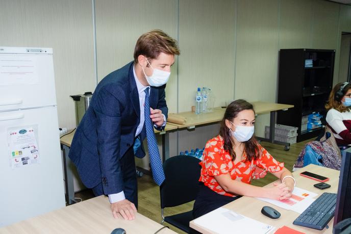 Benoît Elleboode avec les étudiants en médecine chargés du suivi des cas contacts.