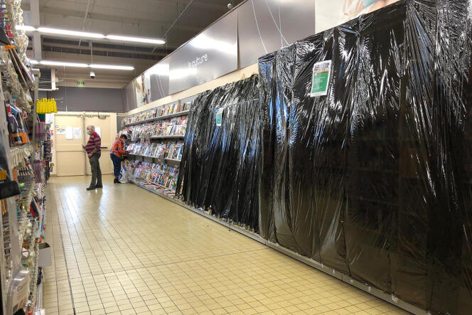 Le rayon des livres fermé dans un supermarché de Gex, dans l’Ain, le 2 novembre.