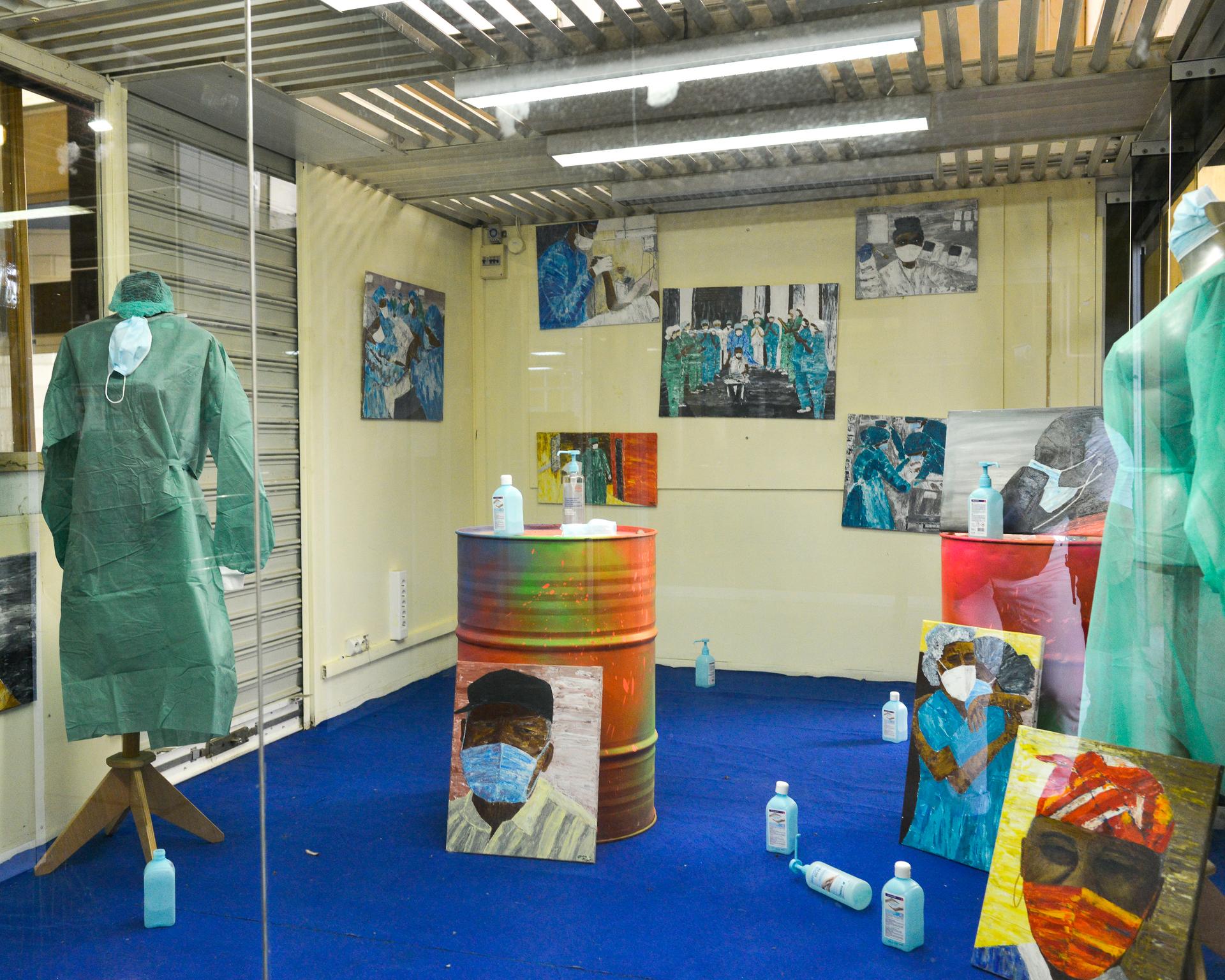 Une exposition en hommage au personnel soignant du Covid-19, dans le hall d'entrée du CHU, à Pointe-à-Pitre, le 26 octobre.