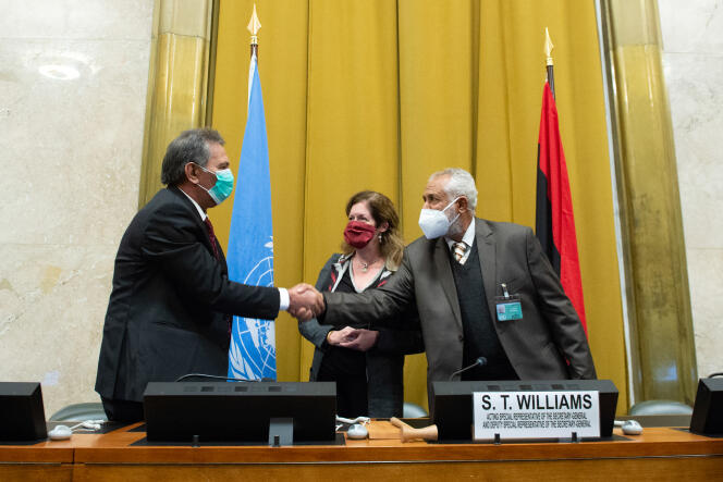 Le chef de la délégation des forces armées arabes libyennes A. Amhimmid Mohamed Alamami (à gauche) et le chef de la délégation militaire du Gouvernement d’accord national (GNA) Ahmed Ali Abushahma (à droite), et Stephanie Williams, représentante spéciale adjointe du secrétaire général des Nations unies pour les affaires politiques en Libye, le 23 octobre 2020, à Genève.