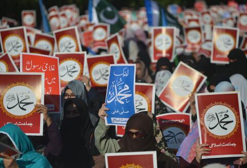 Activists of Jamaat-e-Islami Pakistan Women's Wing, take part in an anti-France demonstration in Karachi on November 3, 2020. / AFP / Rizwan TABASSUM 