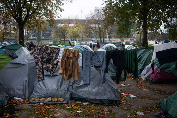 A l’intérieur du campement de fortune de migrants, à proximité du Stade de France, des vêtements sont suspendus pour sécher alors qu’une averse vient de tomber sur le camp. Le 2 novembre à Saint-Denis (Seine-Saint-Denis).
