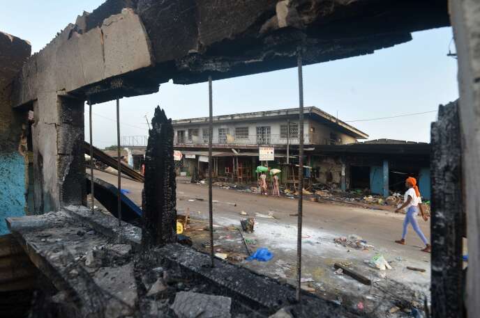 Après des affrontements entre communautés soutenant des factions politiques rivales, à Toumodi, dans le centre de la Côte d’Ivoire, le 3 novembre.