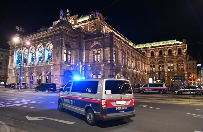 Intervention de la police devant l’Opéra de Vienne, lundi 2 novembre.
