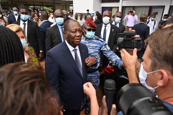 Le président ivoirien, Alassane Ouattara, s’adresse aux journalistes après avoir déposé son bulletin dans un bureau de vote d’Abidjan, le 31 octobre 2020.