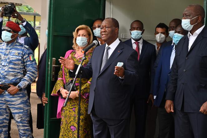 Alassane Ouattara s’exprime après avoir voté, le 31 octobre, à Abidjan.