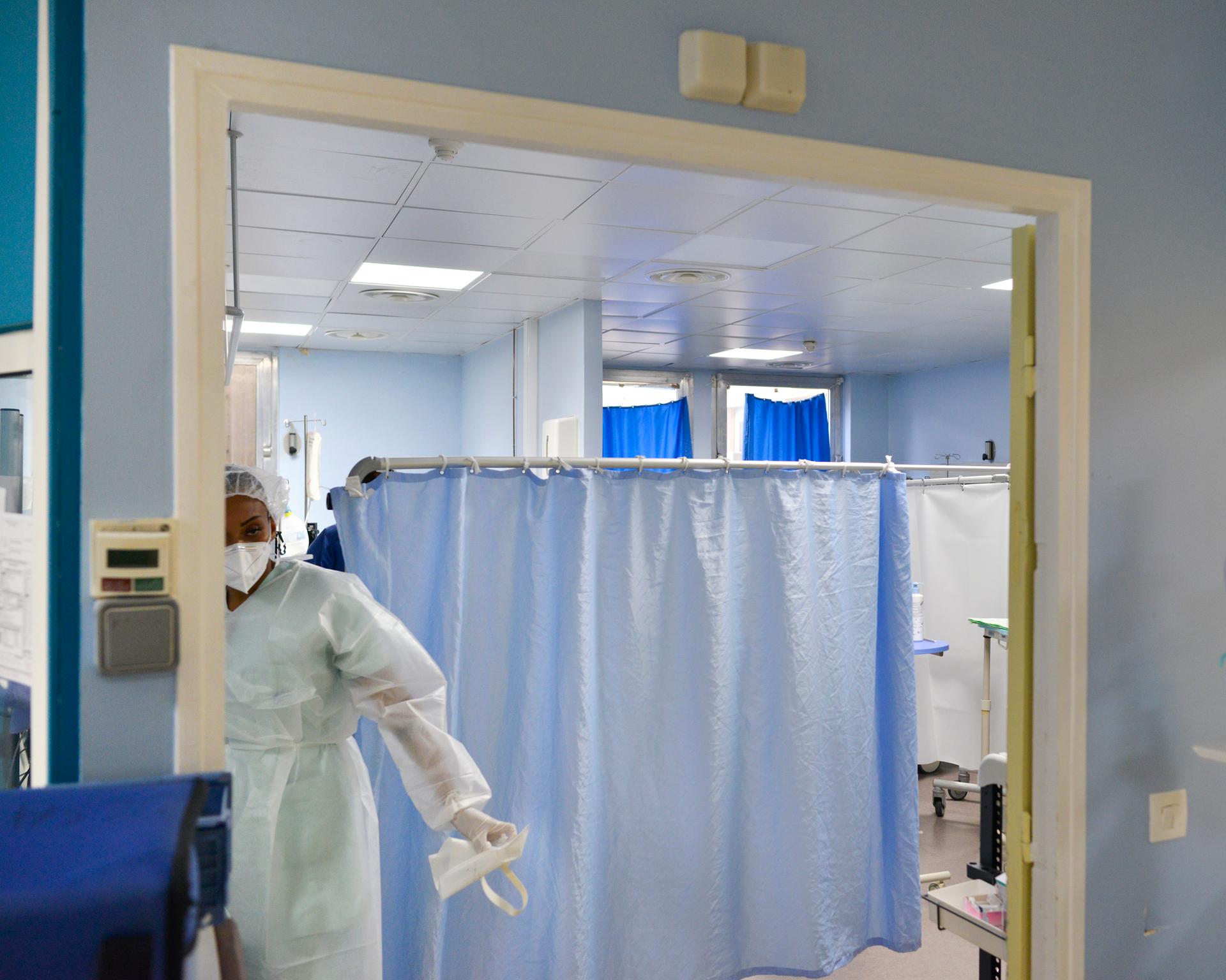 Une salle des urgences du CHU de Pointe-à-Pitre a été réaménagée pour accueillir des patients atteints du Covid-19.