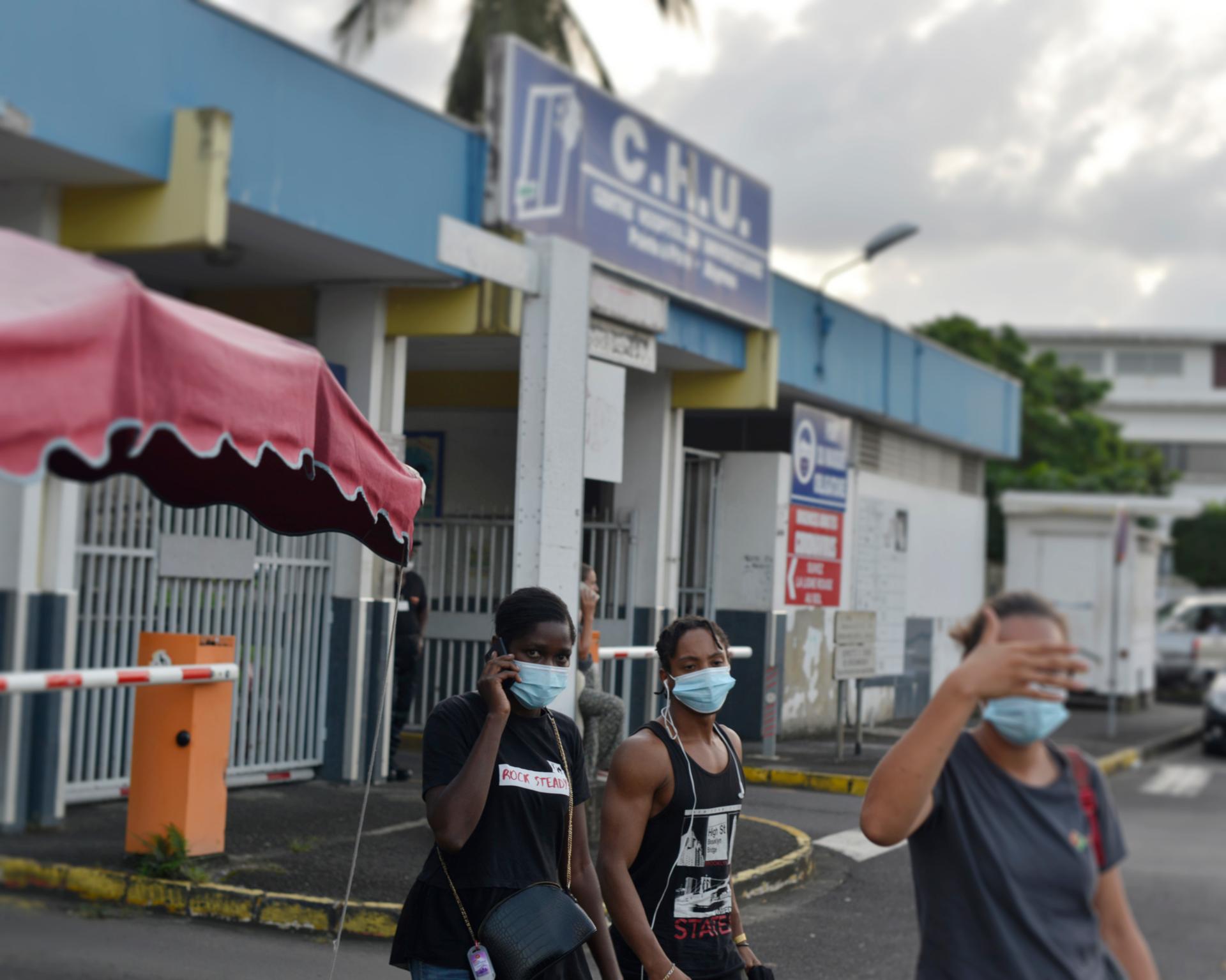 Devant l’entrée du CHU de Pointe-à-Pitre, en Guadeloupe, le 30 octobre.