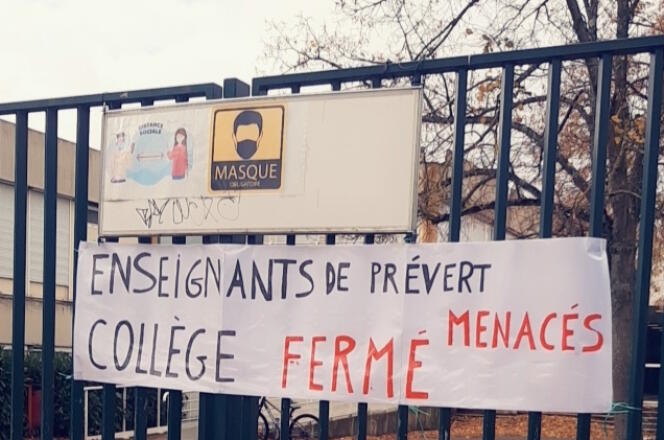 Devant le collège Jacques-Prévert, suite à des menaces proférées contre un professeur, à Noisy-le-Grand (Seine-Saint-Denis), le 2 novembre.
