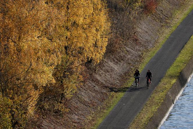Un couple de cyclistes à Havrincourt (Pas-de-Calais), en novembre 2020.