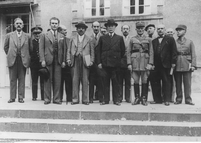 Le « chef de l’Etat français », Philippe Pétain, Pierre Laval (à sa droite) et le premier gouvernement du régime de Vichy, juillet 1940.