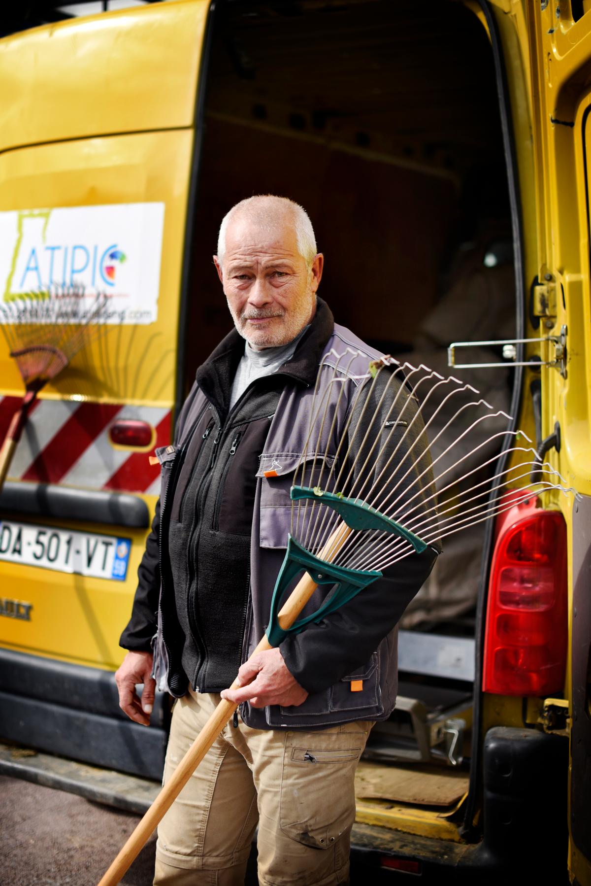 Fabrice Liziard, le 8 octobre à Colombelles, est agent polyvalent spécialisé dans les espaces verts. Il travaille chez Atipic pour toutes sortes de missions.