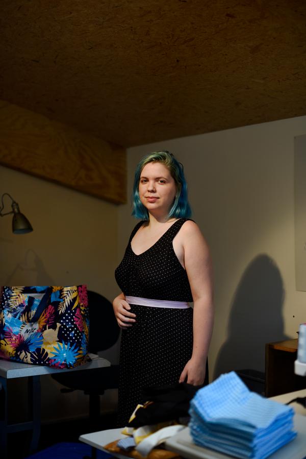 Leïla Cosnard, 26 ans, couturière chez Atipic, à Colombelles (Calvados), le 8 octobre.